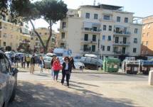 La classe arriva all'appuntamento dalla Stazione Viale Quattro Venti: in testa la prof. Marina Muscatello