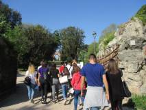 Sul viale dei combattimenti si procede verso l’Arco dei Quattro Venti, ricostruito sui ruderi di Villa Corsini