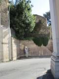 Dietro Porta San Pancrazio si nota Villa Aurelia, già Q. G. di Garibaldi e un tratto delle vecchie mura aureliane ancora presenti nel 1849, poi demolite