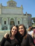 Due ragazze non resistono al fascino del Fontanone: ecco la foto!