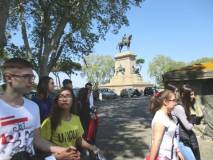 Il gruppo arriva a Piazzale Garibaldi e passa sotto il monumento di Garibaldi