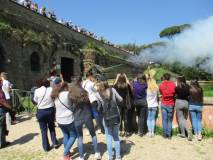Il cannone è proprio uno spettacolo: cè pure una gara tra chi riprende il fuoco che esce dalla canna…