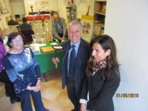 Il Consigliere Roberto Di Palma e Anna Maria Atzeni del Cerimoniale familiarizzano con Giovanna De Luca, nostra bibliotecaria, già addetta alla Biblioteca di via Pisana
