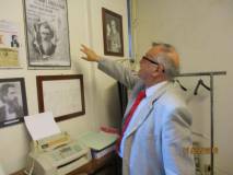 Giovanni Cipriani, procugino-parente del grande Amilcare, ammira i nostri cimeli e ricordi nella nostra saletta politica
