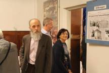 In sala si parla, ma Giovanna De Luca e Raffaello Sestini si avviano verso la sala interna