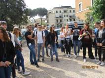 Le classi sostano sul piazzale all'ingresso della Villa: ricevono il dépliant e l’immagine dei luoghi del 1849 dal dipinto di Leone Paladini