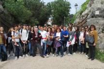 Foto di gruppo: sullo sfondo l’Arco dei Quattro Venti, ricostruito (arch. Busiri Vici) sui ruderi di Villa Corsini