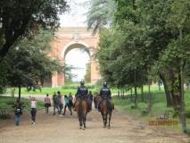 La Polizia a cavallo incalza…