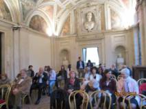 La sala ormai gremita, malgrado il furioso maltempo …