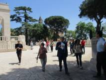 Si arriva a san Pietro in Montorio e si entra al Mausoleo, aperto oggi su nostra richiesta. Grazie.