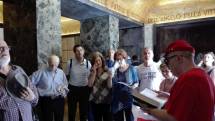 All'interno della cripta il prof. Carlo Felici leggi alcuni decreti della Repubblica romana