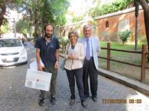Arriva alla Basilica San Pancrazio la I BH della prof.ssa Laura Toscano, salutata da Roberto Calabria (a sinistra) ed Enrico Luciani