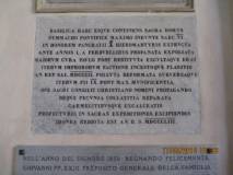 Enrico Luciani ricorda che nella Basilica è subito all'ingresso una lapide che ricorda con terrore (e dispregio) i fatti del 1849