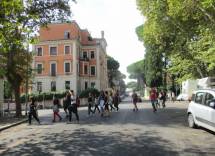 Intanto Daniela Donghia scende dall'ottavo bastione per Villa Spada per raccontare l’attacco a tenaglia dei francesi e l’estrema difesa dei Bersaglieri lombardi con la morte di Luciano Manara