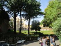 Si entra al Parco Gianicolense: sulla sinistra Villa Aurelia, già Villa Savorelli quartier generale di Garibaldi nel 1849