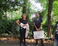 La prof. Laura Toscano in foto con Roberto Calabria che viene salutato affettuosamente dal gruppo