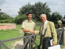 Enrico Luciani, salutato da un artigliere in servizio a Bracciano, ricorda – spiegando la barra dell’88/23- i suoi trascorsi da militare di leva, capo-pezzo d’artiglieria a Bracciano