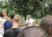 Un ragazzo sceglie i brani leggendo l’Esercito dei ROMANI