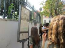 L’altra alunna Elisa legge il pannello a Villa Spada