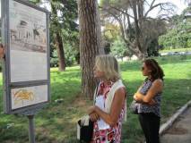 La prof.ssa Graziella Farenza legge il pannello davanti al Mausoleo I CADUTI PER ROMA