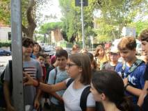 Emma legge il pannello su Villa Spada difesa dai bersaglieri lombardi
