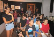 Il gruppo entra al Museo e subito segue con attenzione il discorso di Ciceruacchio