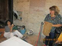 I gruppi entrano al Mausoleo: Daniela Donghia parla con la restauratrice del mosaico in oro zecchino