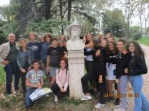 I giovani vogliono la foto al busto di Luciano Manara