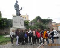 Foto ricordo per la IV A al monumento di Ciceruacchio