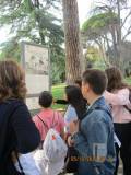 Una ragazza legge il pannello riguardante il Mausoleo Ossario AI CADUTI PER ROMA 1849-1870