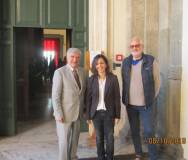 Luciani Enrico e Claudio Bove salutano affettuosamente l'ing. Elena D'Effremo all'ingresso della Protomoteca