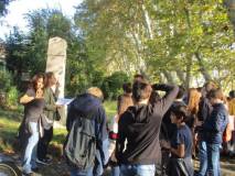 Noemi spiega il Parco e la prof. Ragusa scopre che nella stele dell’Università di Padova c’è Luciano MANARA