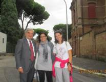 Davanti alla casina Malvasia o Merluzzo Enrico Luciani con le prof.sse Martina Di Napoli e Laura Zappulli