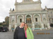 I proff Francesco Jannilli e Ada Musci davanti al Fontanone dell’Acqua Paola o Traiana, e non Alsietina, come erroneamente scritto nella epigrafe
