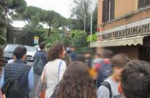 La prof.ssa Antonella Petrelli tra i suoi alunni, pronti a dirigersi verso l’ottavo bastione