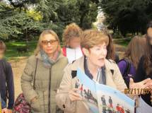 Sul viale dei gloriosi combattimenti la prof.ssa Adriana Falcone spiega l’esercito dei “Romani”;  alle sue spalle la prof. Carla Motto