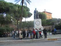 Davanti al monumento di Ciceruacchio, trasportato al Gianicolo nel 150° dell’Unità d’Italia