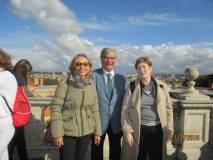 Enrico Luciani tra le prof.sse Carla Motto a sinistra, e Adriana Falcone davanti al panorama di Roma