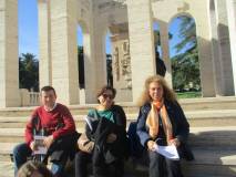 Il prof. Paolo Grillotti con la prof.ssa Vincenza Maucieri insieme alla nostra Noemi Grimaldi in sosta al Mausoleo Ossario AI CADUTI PER ROMA