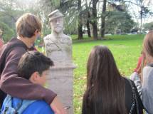 Si arriva al parco gianicolense: i ragazzi osservano il busto di Angelo Masina, capo della cavalleria “I Lancieri della Morte”