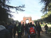 Le due classi verso l’Arco dei Quattro Venti, costruito (Arch. Busiri Vici) sui ruderi di Villa Corini