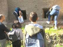 …anche la III G non resiste a vedere la strada dalle feritoie … a bocca di lupo