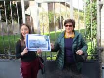 La prof.ssa Maria Toscano soddisfatta della lettura della sua alunna. L’immagine è autorizzata