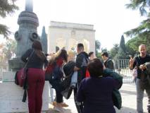L’arrivo del gruppo al Mausoleo Ossario, sulla destra Stefano Raimondi attento ai ragazzi