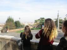 Alcune ragazze osservano il panorama di Roma dall'ingresso della chiesa di San Pietro in Montorio