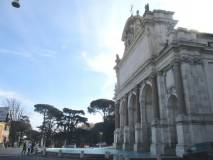 Si cammina velocemente davanti al Fontanone (qualcuno ricorda il film La grande bellezza)
