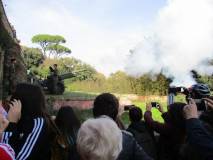 E lo sparo di mezzogiorno arriva puntuale…