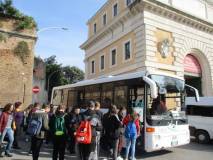 Il pullman arriva davanti al Museo. Saluti affettuosi. Buon Viaggio