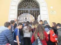 Tutti a guardare dalle grate il Tempietto