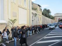 Folto gruppo in arrivo, in aiuto della prof. Diamantini ... fermiamo il traffico